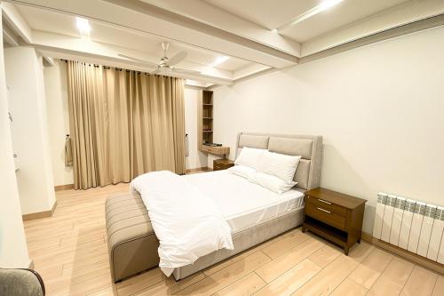 Postel nebo postele na pokoji v ubytování Luxury One Bed Apartment in Monal Murree
