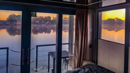 Tầm nhìn suối chảy gần thuyền