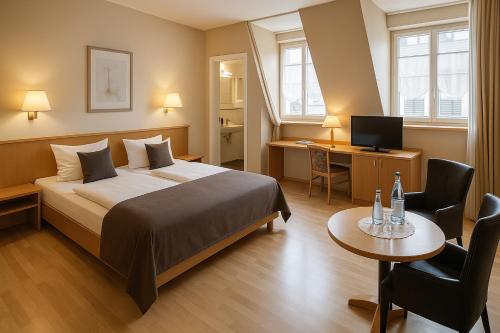 a hotel room with a bed and a table at Steinhäuser Hof in Neustadt an der Weinstraße