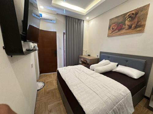 une chambre d'hôtel avec un lit et une télévision dans l'établissement villa koku kuta, à Legian