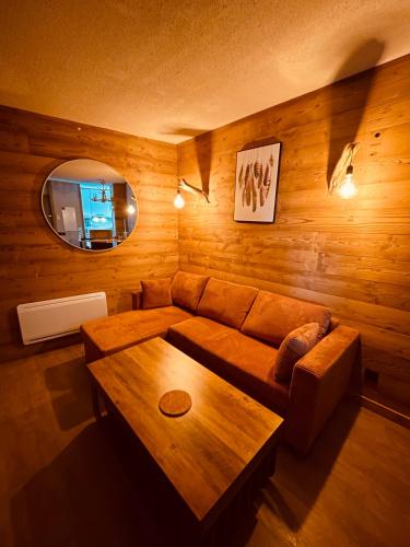 ein Wohnzimmer mit Sofa und Tisch in der Unterkunft Appartement T2, 20m des Pistes, En Relooking in Les Angles