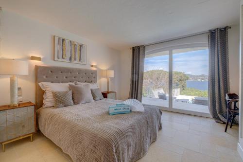 En eller flere senge i et værelse på Villa Marguerite