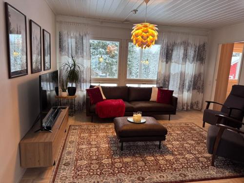 una sala de estar con un sofá y una mesa en Santa's Family Villa, en Rovaniemi