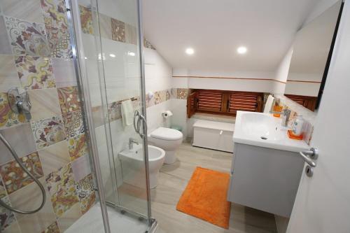 Ένα μπάνιο στο Exclusive Villa with Pool Near Monreale