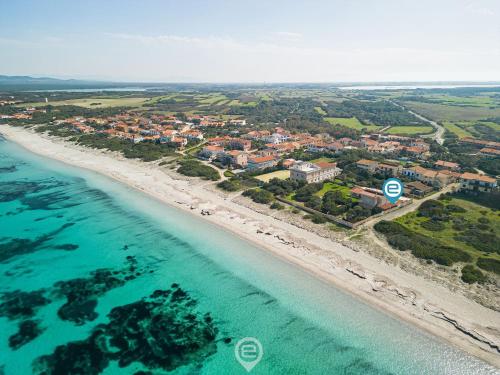 una vista aerea di una spiaggia con una città di House Afrodite a San Vero Milis