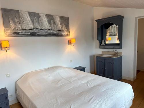 En eller flere senge i et værelse på ღ La Villa Couardaise - Spacieuse Avec Jardin