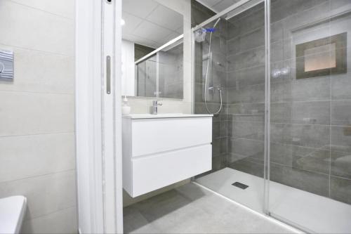 une salle de bain avec un lavabo et une douche en verre dans l'établissement Casa Alba, à San Juan de los Terreros