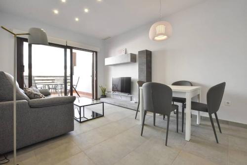 un salon avec un canapé et une table avec des chaises dans l'établissement Casa Alba, à San Juan de los Terreros