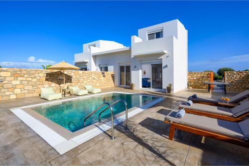 une villa avec piscine devant une maison dans l'établissement Amora Pool Villas, à Gennadi