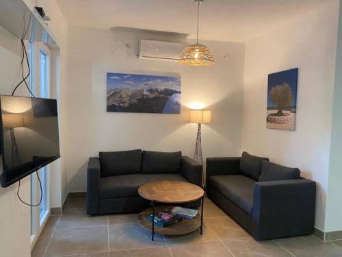 Χώρος καθιστικού στο Welcome to our vacation home in Sutomore