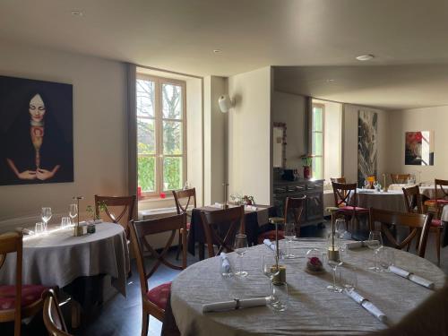 Restoran atau tempat lain untuk makan di L'Oree Du Château