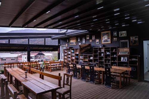 LibrazhetHOME 12的图书馆里有木桌椅和书架。