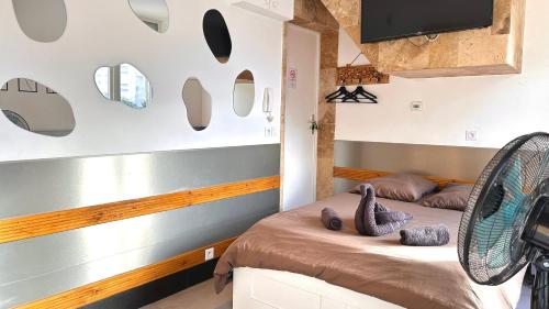 ein Schlafzimmer mit einem Bett mit zwei Stofftieren darauf in der Unterkunft Le Spa Dijonnais in Dijon