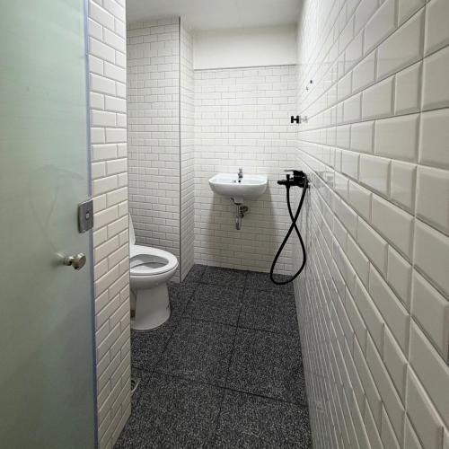 een badkamer met toilet en wastafel bij Box me in Bangkok