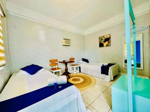 een slaapkamer met twee bedden en een tafel erin bij shanedel's inn & café in Basco