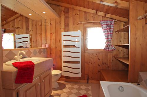 Cabaña de madera con aseo y lavabo en Chalet La Transhumance, en Combloux