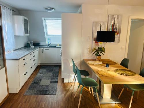 O bucătărie sau chicinetă la SEEMOMENTE 3 Zimmer mit Balkon, nahe Messe, Flughafen, Friedrichshafen und Spieleland, Parkplatz und Fahrradstellplatz