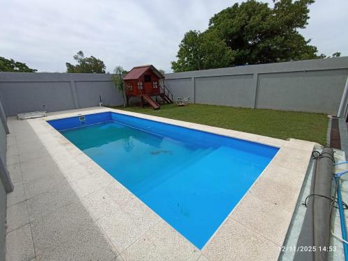 Der Swimmingpool an oder in der Nähe von ვႷჿʇⴝꞁƂϨȢʇ Casa- Quinta con Quincho y pileta, Equipada Completa, con Cochera Doble, 3Habit 2baños, para 7 Personas, Alquiler Temporal Ramallo- San Nicolás, WHATSAP AL ვႷჿʇⴝꞁƂϨȢʇ, CONSULTAR EL PRECIO REAL PARA RESERVAR EN PRIVADO