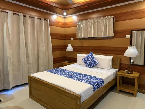 Una cama o camas en una habitación de Ferellee Beach Front Inn