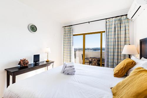 Postel nebo postele na pokoji v ubytování No More Snow, 300 m from the beach, king size bed, fast wi-fi