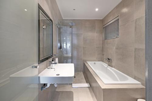 Et badeværelse på Spacious 3 Bed Apartment Sea Point Ocean views