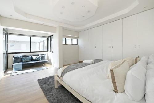 En eller flere senge i et værelse på Spacious 3 Bed Apartment Sea Point Ocean views