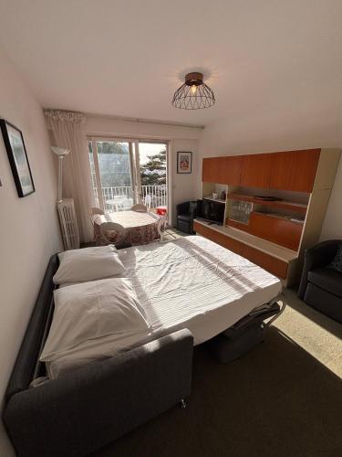 ein Schlafzimmer mit einem großen Bett in einem Zimmer in der Unterkunft Ti Hou - T2 600 m plage - Lajarrige in La Baule-les-Pins