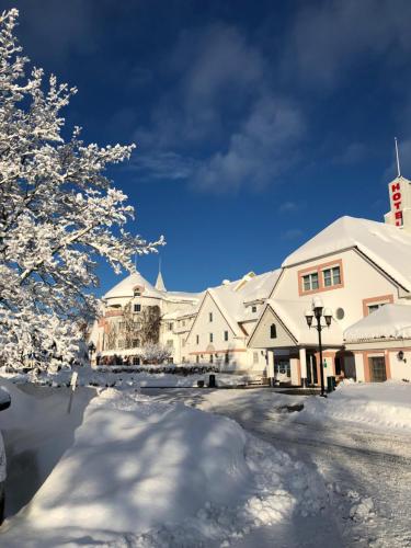 eine schneebedeckte Straße vor einem Gebäude in der Unterkunft Quality Hotel Olavsgaard in Skjetten