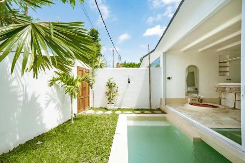 a courtyard with a pool in a house at Sole 1BR Romantic Villa, 5 Min to Thomas Beach in Badung