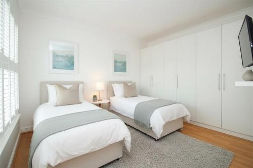 Postel nebo postele na pokoji v ubytování 5 Bedroom 8 bed house in Bluewater Kent