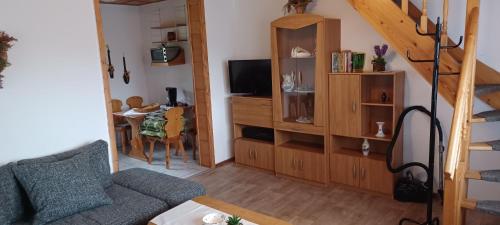 Nossentiner HütteFerienwohnung Für 4 Personen In Nossentiner Hütte的带沙发的客厅和餐厅