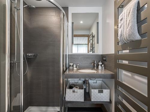 Ένα μπάνιο στο Chalet d'Exception avec Piscine, Sauna et Hammam à Courchevel - FR-1-568-6