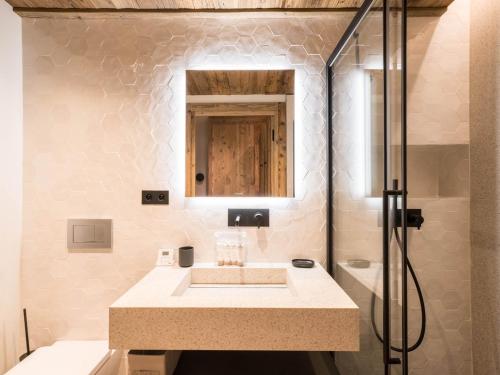 une salle de bain avec lavabo et douche dans l'établissement Appartement moderne 3 chambres près des pistes avec parking Méribel - FR-1-565-108, à Les Allues