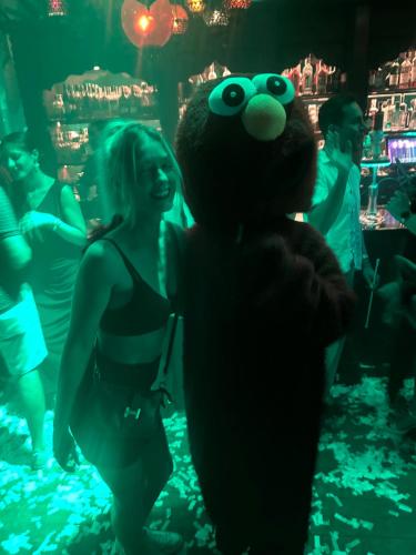 Un hombre disfrazado de oso de peluche de pie junto a una mujer en El Flamenco, en Mojácar