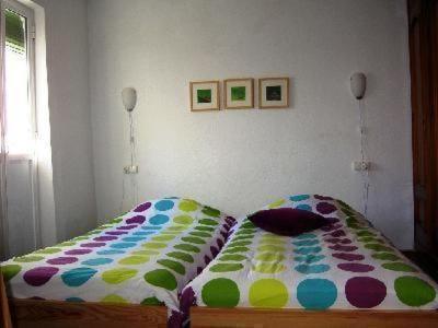 ein Schlafzimmer mit zwei Betten und einem Fenster in der Unterkunft Gemütliches Ferienhaus in Guaro mit Grill in Guaro