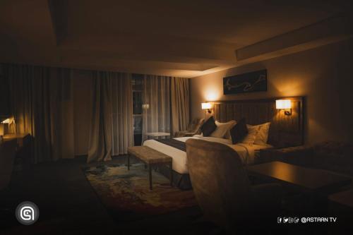 una habitación de hotel con una cama y un sofá en Duule LUXURY HOTEL 5star, en Jijiga