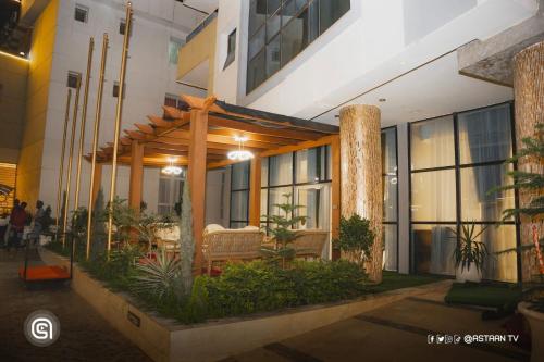 un edificio con una pérgola de madera en un patio en Duule LUXURY HOTEL 5star, en Jijiga