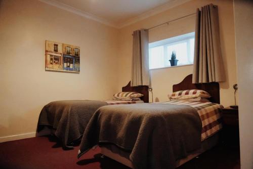 Una cama o camas en una habitación de The Waverley Hotel