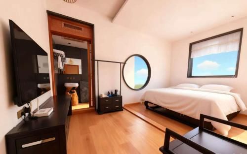 een slaapkamer met een bed, een tv en een spiegel bij Guilin Xi'an Hotel in Guilin