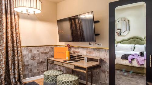 una camera d'albergo con lavandino e letto di The Talent Hotel a Roma