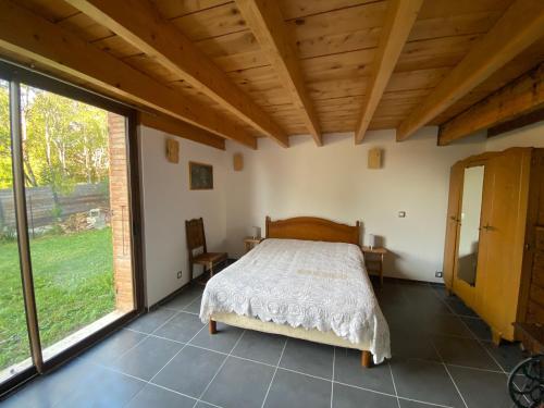 Postel nebo postele na pokoji v ubytování La maison du pin