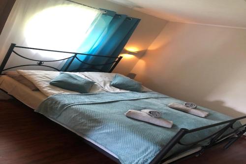 Postel nebo postele na pokoji v ubytování A wonderful holiday home with lake access