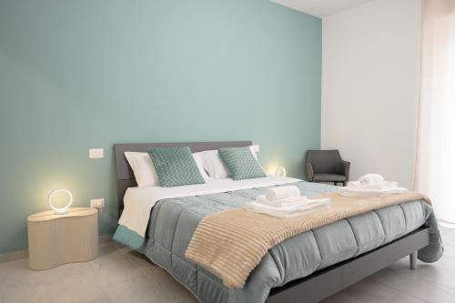 une chambre avec un grand lit et une chaise dans l'établissement Il Castagno, à Vasto