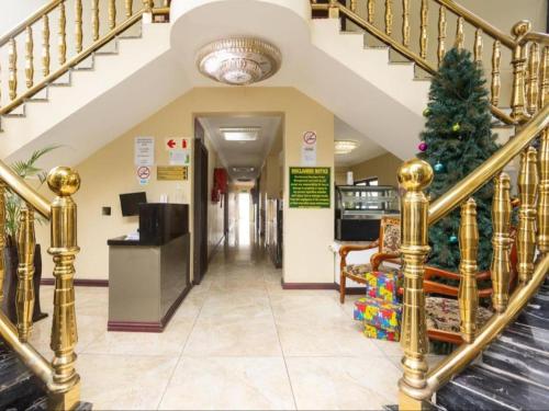una hall con un albero di Natale e scale di Che Guevara Boutique Hotel a Durban