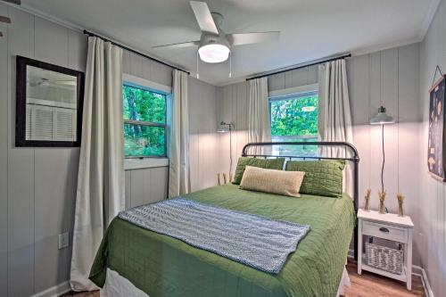 Ένα ή περισσότερα κρεβάτια σε δωμάτιο στο New Listing Blue Haven Nest w Dock