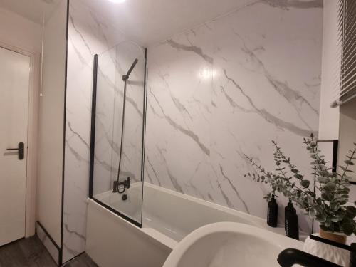 Family & Contractor Stay WiFi, Garden Private Parking for 2 cars في هال: حمام مع حوض وجدار من الرخام