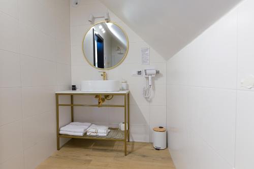 a bathroom with a sink and a mirror at Górskie Kąty Resort Michałkowa in Michałkowa