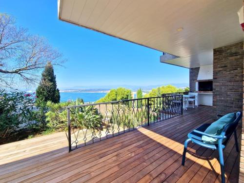 Exclusivo piso con vistas al mar y jardin AV-87