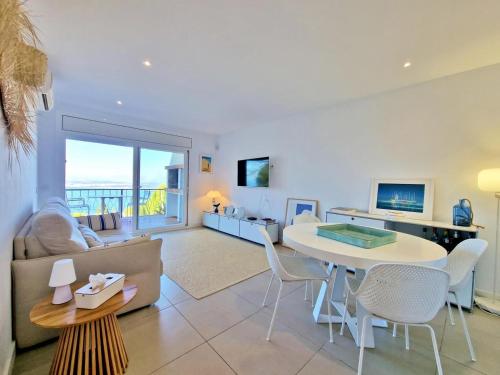 Exclusivo piso con vistas al mar y jardin AV-87