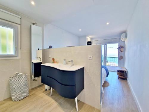 Exclusivo piso con vistas al mar y jardin AV-87